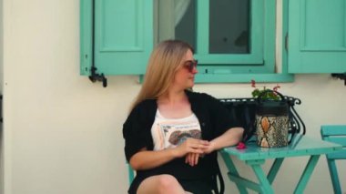 Güzel sarışın kadın portresi