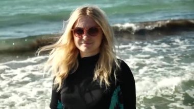 Denizin arka planında genç bir kız