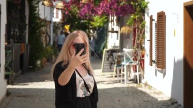 Ostuni 'nin eski bir kasabasında güzel bir kız, İtalya' da Avrupa 'nın Ostuni caddelerinde