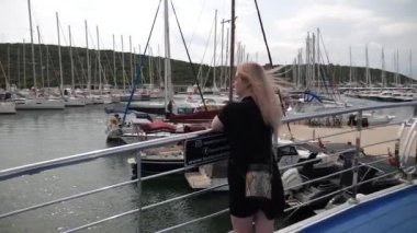 Rıhtımdaki kırmızı elbiseli kadın.