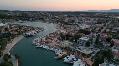 Gün batımında La Digue limanının hava görüntüsü