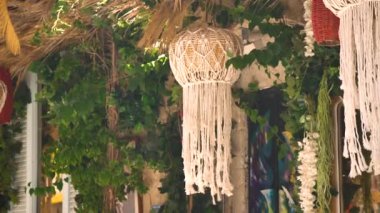 Güzel beyaz ve kırmızı hasır şapkaların yakın plan çekimi.