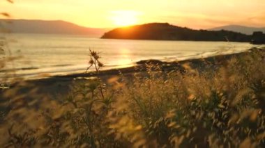 Denizin üzerinde gün batımı