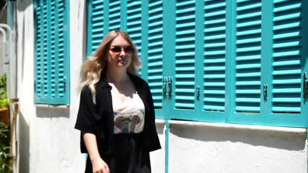 Портрет Молодої Красивої Блондинки Старому Місті Літній День — стокове відео