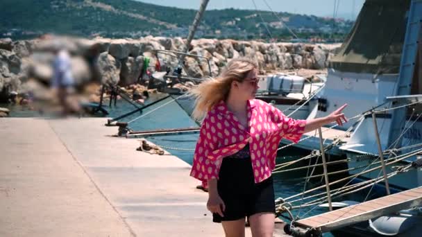 Νεαρή Γυναίκα Περπατά Στην Παραλία Και Κοιτάζει Θάλασσα — Αρχείο Βίντεο