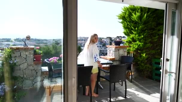 Femme Dans Balcon Avec Tasse Thé — Video