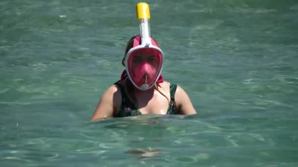 Дівчина Плаває Морі — стокове відео