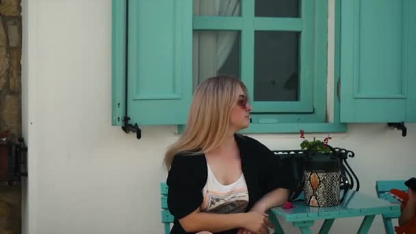 Jeune Femme Avec Des Lunettes Soleil Dans Café — Video