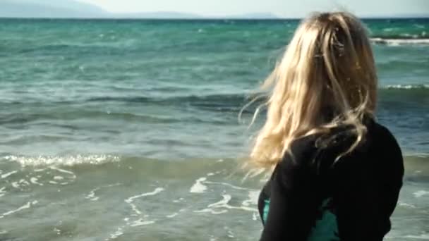 ビーチで壁を張っている若い美しい女の子 — ストック動画