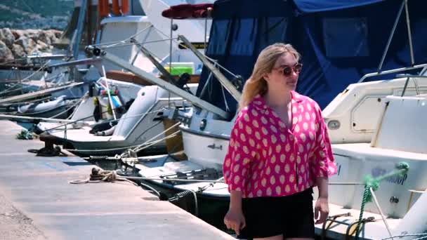 海の桟橋を歩いている女性 — ストック動画