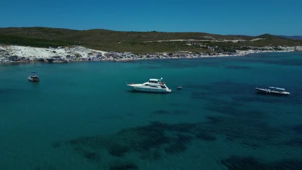 ボートの上からのサンゴの島の眺め — ストック動画