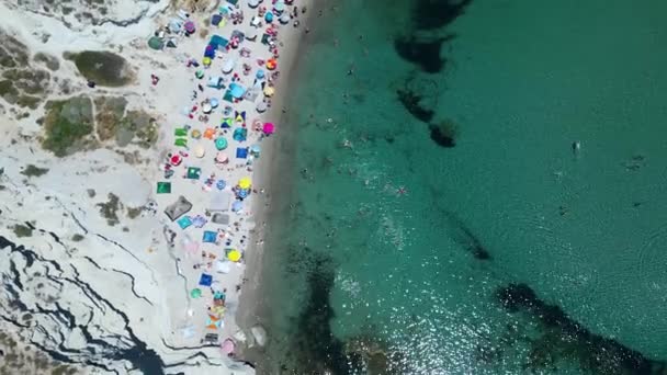 해변의 전망과 바다의 해안에 사람들 — 비디오