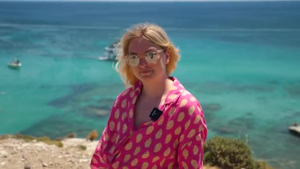 Молода Красива Дівчина Застрягла Пляжі — стокове відео