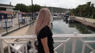 İskelede genç ve güzel bir kadın