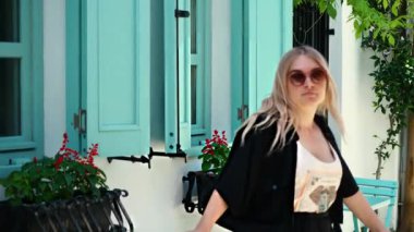 Eski kasabada duvarcılık yapan genç ve güzel bir kız.