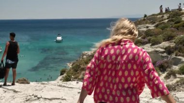 Yunanistan 'da sahilde bir kadın ve kız.