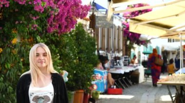 Eski kasabada duvarcılık yapan genç ve güzel bir kız.