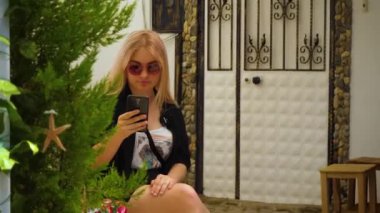 Şehirde gözlüklü genç kız