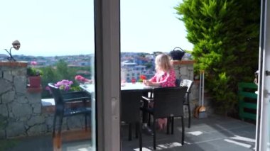 Balkonda genç ve güzel bir kız koltuğu