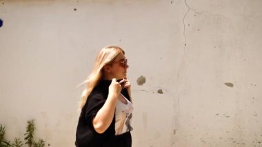 Siyah elbiseli güzel bir kızın portresi.