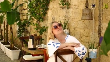 Portekiz 'in eski Sintra kasabasında yürüyen genç bir kadın.