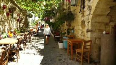 Rhodes, Yunanistan 'da, eski şehrin caddesinde yürüyen bir kadın..