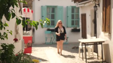 Portekiz 'in eski Sintra kasabasında yürüyen genç bir kadın.