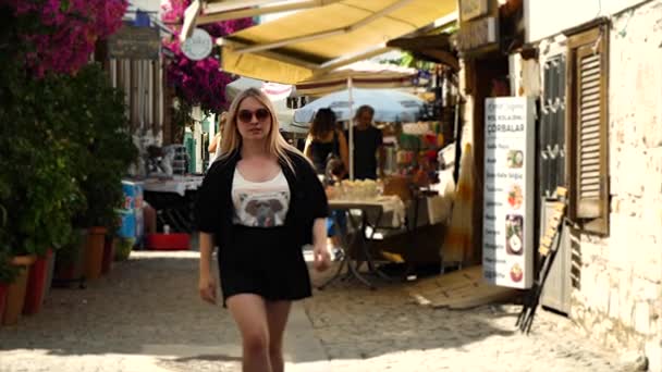 Jeune Belle Fille Marchant Dans Les Rues Athens — Video