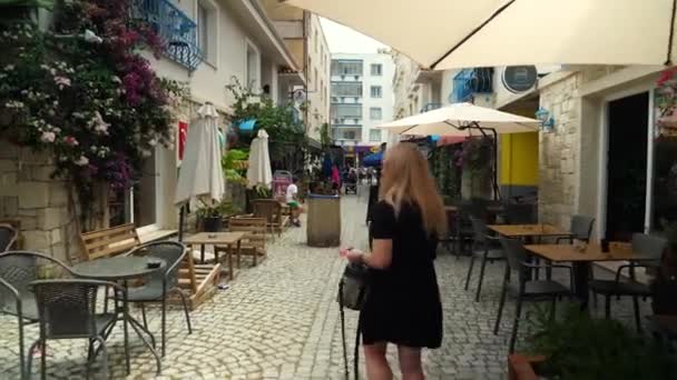 Žena Kráčející Městě — Stock video