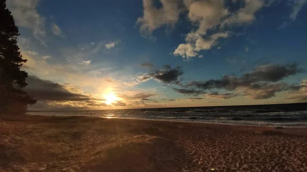 Jurmala Denizi 'nin güzel günbatımı fotoğrafı, günbatımı bulutları, plaj. Yüksek kalite fotoğraf