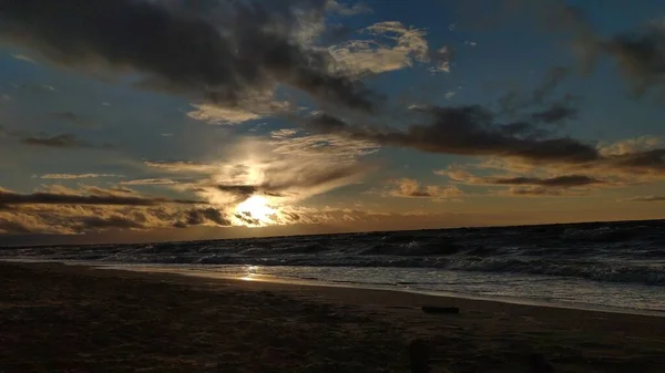 Jurmala Denizi 'nin güzel günbatımı fotoğrafı, günbatımı bulutları, plaj. Yüksek kalite fotoğraf