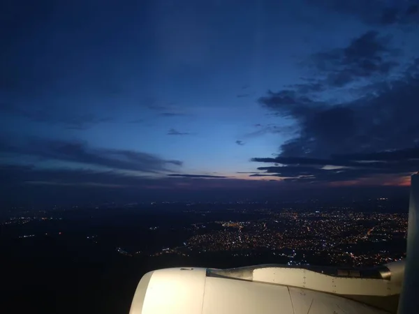 Θέα Από Αεροπλάνο Ηλιοβασίλεμα Από Αεροπλάνο Τουρκία Φώτα Κωνσταντινούπολη Υψηλής — Φωτογραφία Αρχείου
