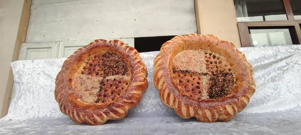 Pazarda satılan ulusal Özbek ekmeği - Fergana, Özbekistan. Yüksek kalite fotoğraf