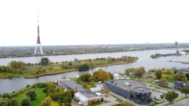 Daugava nehrinin panoramik manzarası, TV ve radyo kulesi, Riga, Krasta sokağı. Letonya Yüksek Kaliteli FullHD görüntüleri