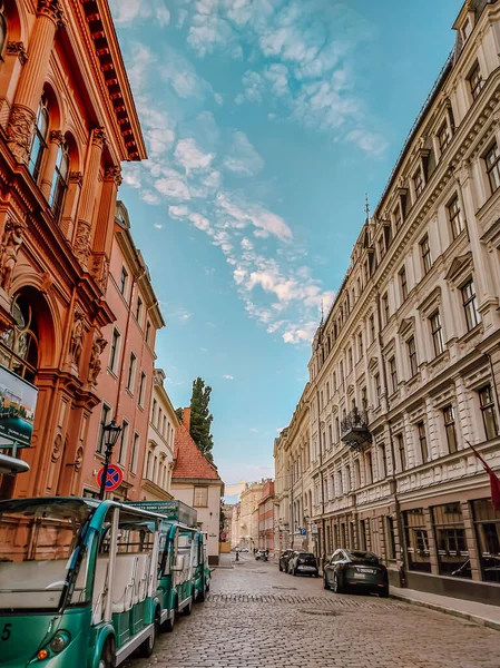Riga kasabasının tarihi merkezi. Gezi yolu, gezi otobüsü, stok fotoğrafı. Yüksek kalite fotoğraf