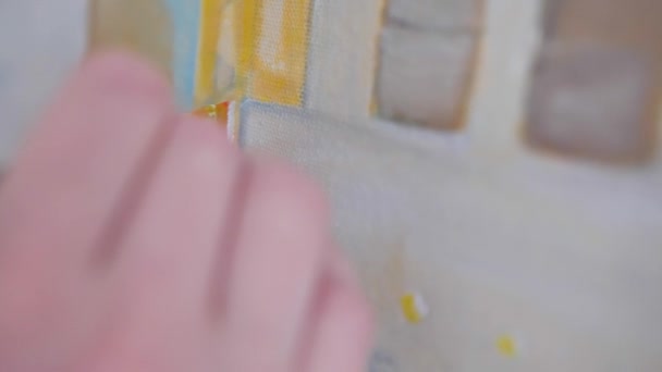 女艺人手拍特写 手握油画 高质量的4K镜头 — 图库视频影像