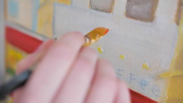Nahaufnahme Von Mädchen Hand Konzentrierte Malerei Bild Mit Auf Leinwand — Stockvideo