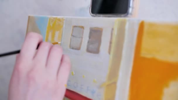 Close Shot Van Vrouwelijke Kunstenares Hand Holding Paint Brush Tekenen — Stockvideo