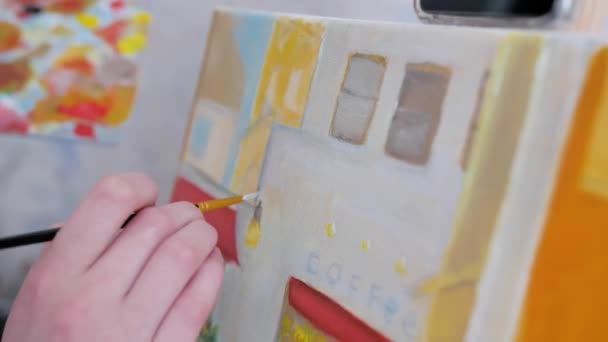 Primer Plano Del Pintor Femenino Concentrado Pintura Abstracta Cuadro Con — Vídeos de Stock