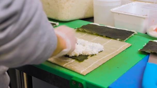 Elaboración Comida Asiática Sushi Chef Prepara Sushi Con Nori Arroz — Vídeos de Stock
