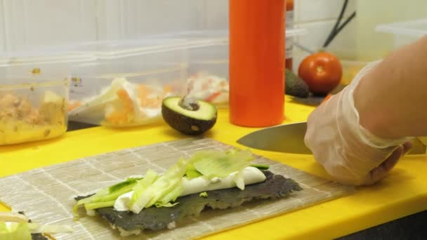 Primer Plano Cuchillo Afilado Cortar Los Tomates Rojos Preparando Sushi — Vídeos de Stock