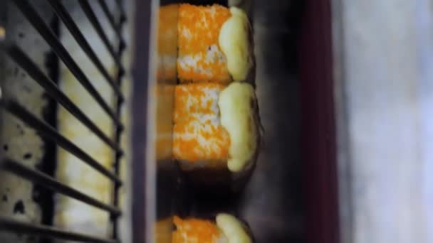 Vídeo Vertical Processo Preparação Cozedura Sushi Quente Forno Imagens Alta — Vídeo de Stock