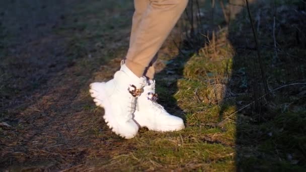 Жінка Штанях Білих Черевиках Гуляє Парку Дівчинка Прогулюється Високоякісні Кадри — стокове відео