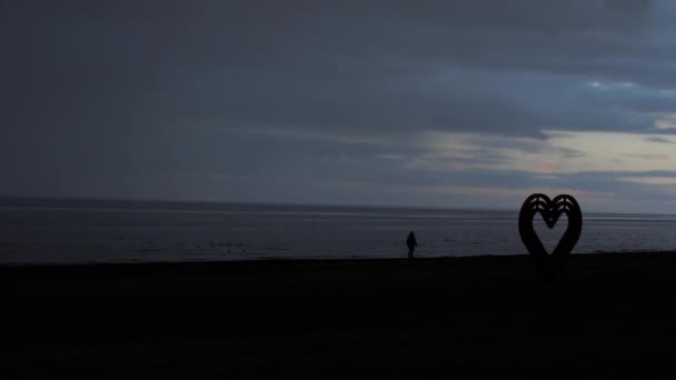 Jurmala日落时间 在海滩上的心像物体 拉脱维亚海景 4K镜头 高质量的4K镜头 — 图库视频影像