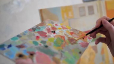 Yakından kadın el sanatları ressamı tuvalde yeni sanat eserleri çiziyor. Yüksek kalite 4k görüntü