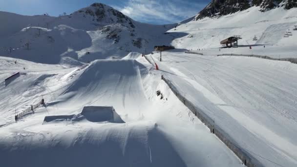 Penembakan Udara Pemandangan Puncak Resor Ski Puncak Gunung Andorra Rekaman — Stok Video