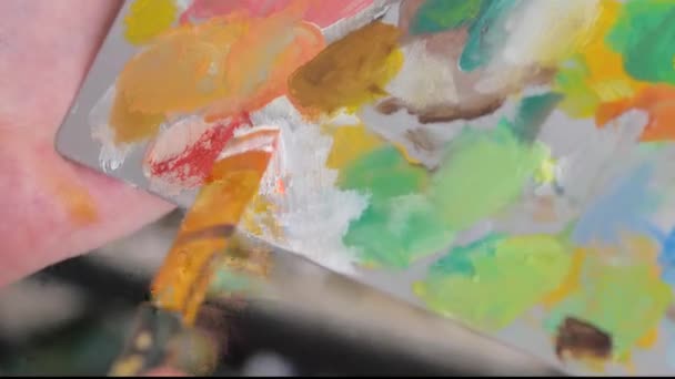 女性用画笔在调色板上混合绘画 高质量的4K镜头 — 图库视频影像