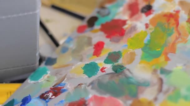 Närbild Video Konstnärer Palett Med Färgglada Målningar Olja Högkvalitativ Film — Stockvideo