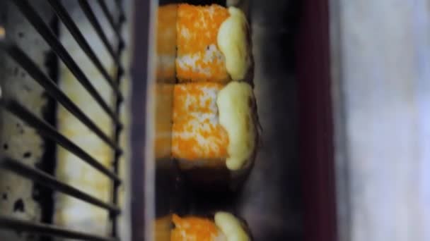 Vertikální Video Procesu Přípravy Pečení Horkého Sushi Pečivu Vysoce Kvalitní — Stock video