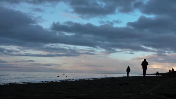 Zachód Słońca Plaży Jurmala Ludzie Chodzą Brzegu Sylwetki Czas Wysokiej — Wideo stockowe